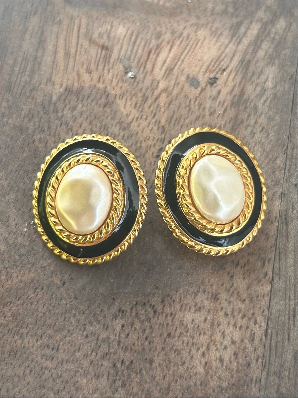 Vintage CAROLEE signed black and gold enamel faux pearl oval clip on earrings - Picture 6 of 6